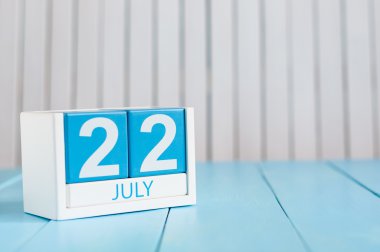 22 Temmuz. Beyaz arka plan üzerinde 22 Temmuz ahşap renkli takvim görüntüsü. Yaz günü. Metin için boş alan