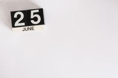 25 Haziran. Beyaz arkaplanda 25 Haziran ahşap takvim resmi. Yaz günü. Metin için boş boşluk