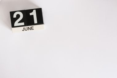 21 Haziran beyaz arka plan üzerinde 21 Haziran ahşap renkli takvim görüntü. Yaz günü. Metin için boş alan. Kaykay Günü git