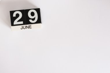 29 Haziran. Beyaz arka plan üzerinde 29 Haziran ahşap renkli takvim görüntüsü. Yaz günü. Metin için boş alan