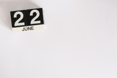 22 Haziran. Beyaz arka plan üzerinde 22 Haziran ahşap renkli takvim görüntüsü. Yaz günü. Metin için boş alan
