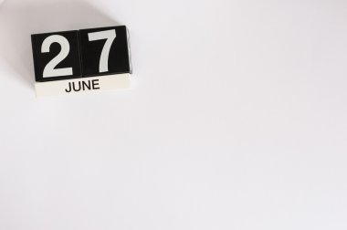 27 Haziran. 27 Haziran görüntüsünü ahşap renk takvim beyaz arka plan üzerinde. Yaz günü. Metin için boş yer. Uluslararası balıkçılık gün