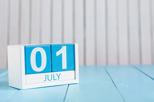 1 iulie. Imagine de iulie 1 calendar de culoare din lemn pe fundal alb. Ziua de vară. Spațiu gol pentru text — Fotografie, imagine de stoc