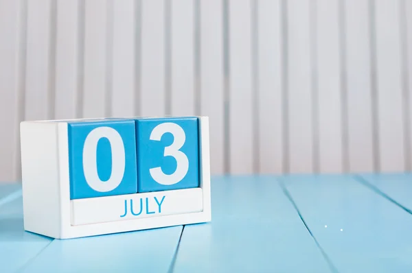 Lipiec 3rd. obraz 3 lipca kalendarz drewniane kolor na białym tle. Letni dzień. Puste miejsce na tekst — Zdjęcie stockowe