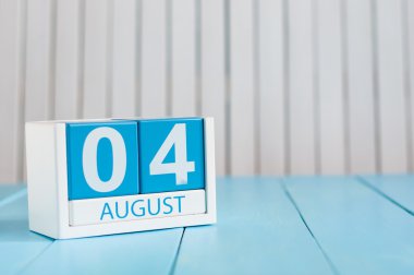 4 Ağustos. Ağustos 4 ahşap renk takvim üzerinde mavi arka plan görüntüsü. Yaz günü. Metin için boş yer