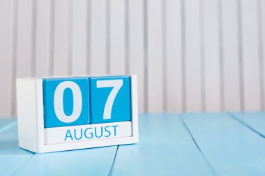 7 Ağustos. Ağustos 7 ahşap renk takvim üzerinde mavi arka plan görüntüsü. Yaz günü. Metin için boş yer