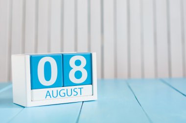 8 Ağustos. Ağustos 8 ahşap renk takvim üzerinde mavi arka plan görüntüsü. Yaz günü. Metin için boş yer. Uluslararası Alpinist gün