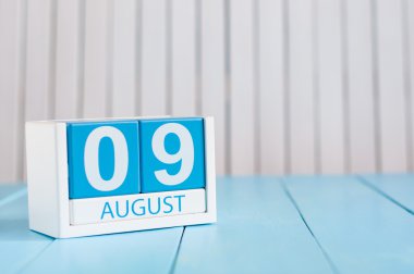 9 Ağustos. Ağustos 9 ahşap renk takvim üzerinde mavi arka plan görüntüsü. Yaz günü. Metin için boş yer