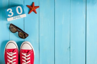 30 Nisan. Mavi masa üzerinde 30 Nisan ahşap renkli takvim görüntüsü. Metin için boş alan. Tatil arka planı
