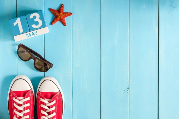 Le 13 mai. Image du 13 mai calendrier de couleurs en bois sur fond bleu. Printemps, espace vide pour le texte — Photo