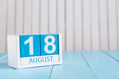 18 Ağustos. Ağustos 18 ahşap renk takvim üzerinde mavi arka plan görüntüsü. Yaz günü. Metin için boş yer