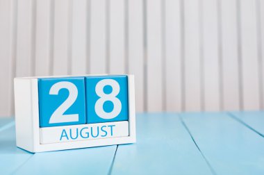 28 Ağustos. Mavi arka plan üzerinde Ağustos 28 ahşap renk takvim görüntüsü. Yaz günü. Metin için boş yer