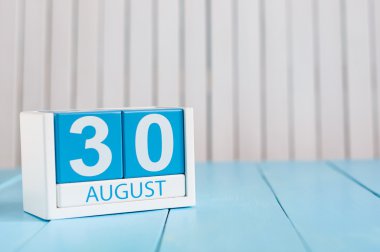 30 Ağustos. Mavi arka plan üzerinde Ağustos 30 ahşap renk takvim görüntüsü. Yaz günü. Metin için boş yer