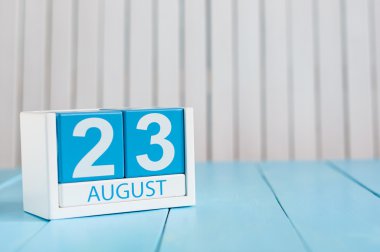 Ağustos 23. Ağustos 23 ahşap renk takvim üzerinde mavi arka plan görüntüsünü. Yaz günü. Metin için boş yer