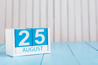 Ağustos'ta 25. Ağustos 25 ahşap renk takvim üzerinde mavi arka plan görüntüsü. Yaz günü. Metin için boş yer