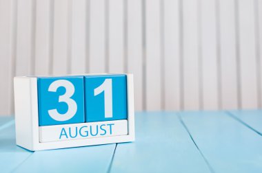 31 Ağustos 'ta. Mavi arka planda 31 Ağustos ahşap takvim resmi. Geçen yaz. Metin için boş alan. Günlük Günü