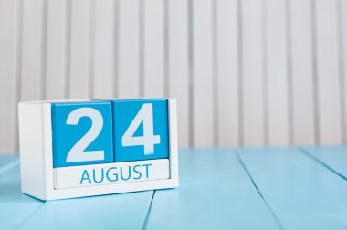 24 Ağustos. Ağustos 24 ahşap renk takvim üzerinde mavi arka plan görüntüsü. Yaz günü. Metin için boş yer