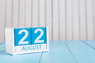 22 Ağustos. Beyaz arka plan üzerinde Ağustos 22 ahşap renk takvim görüntüsü. Yaz günü. Metin için boş yer