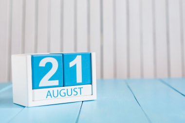Ağustos 21. Ağustos 21 ahşap renk takvim üzerinde mavi arka plan görüntüsünü. Yaz günü. Metin için boş yer
