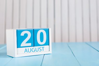 20 Ağustos. Mavi arka planda 20 Ağustos ahşap takvim resmi. Yaz günü. Metin için boş alan. Uluslararası Evsiz Hayvanlar Günü
