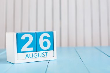 26 Ağustos. Ağustos 26 ahşap renk takvim üzerinde mavi arka plan görüntüsü. Yaz günü. Metin için boş yer