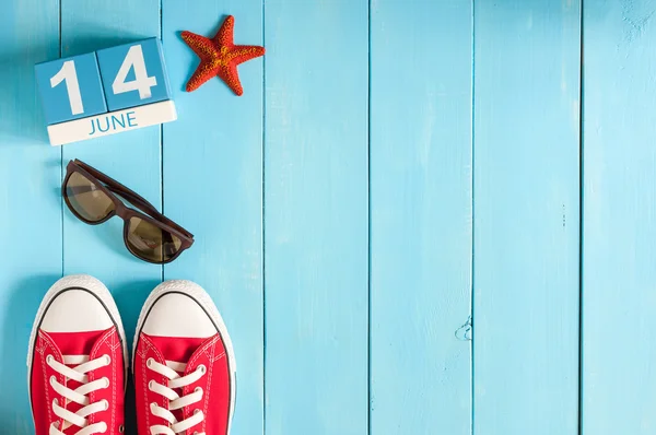 14 juni. Afbeelding van 14 juni houten kleur kalender op blauwe achtergrond. Zomerdag. Lege ruimte voor tekst. Blog dag — Stockfoto