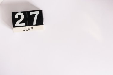 27 Temmuz. Beyaz arka plan üzerinde 27 Temmuz ahşap renkli takvim görüntüsü. Yaz günü. Metin için boş alan