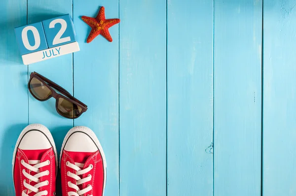 Le 2 juillet. Image de juillet 2 calendrier de couleurs en bois sur fond bleu. Jour d'été. Espace vide pour le texte. Journée mondiale des journalistes sportifs. JOUR OVNI — Photo