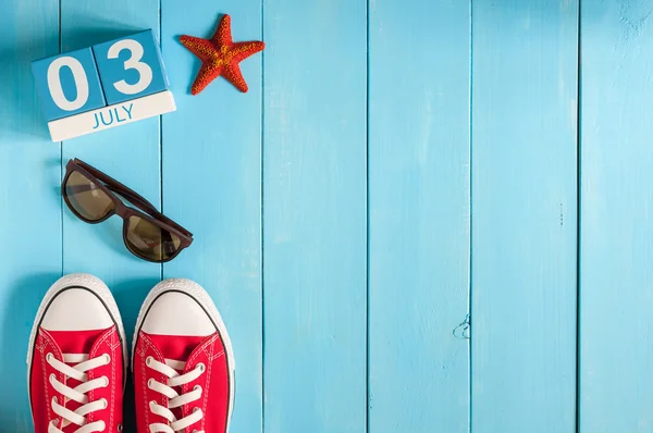 Le 3 juillet. Image de juillet 3 calendrier de couleurs en bois sur fond bleu. Jour d'été. Espace vide pour le texte — Photo