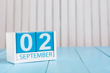 2 Eylül. Mavi arka plan üzerinde 2 Eylül ahşap renkli takvim görüntüsü. Sonbahar günü. Metin için boş alan