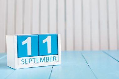 11 Eylül. Resim 11 Eylül ahşap renk takvim beyaz arka plan üzerinde. Sonbahar günü. Metin için boş yer