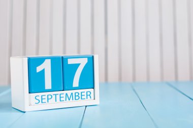 Eylül 17. 17 Eylül görüntüsünü ahşap renk takvim beyaz arka plan üzerinde. Sonbahar günü. Metin için boş yer