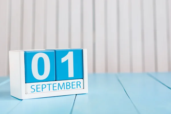 Wrzesień 1st. obraz 1 września drewniane kolor kalendarza na niebieskim tle. Jesienny dzień. Puste miejsce na tekst. Powrót do szkoły czas — Zdjęcie stockowe