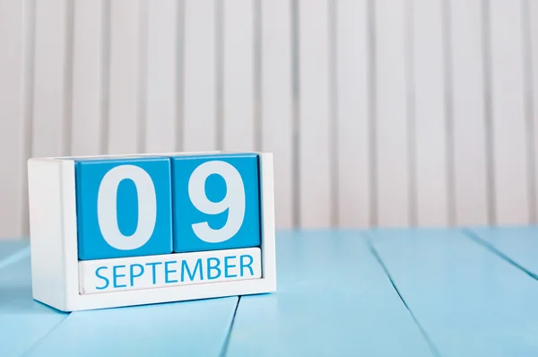 9. září. Obraz září 9 dřevěný barevný kalendář na bílém pozadí. Podzimní den. Prázdné místo textu. Den mezinárodní krásy — Stock fotografie