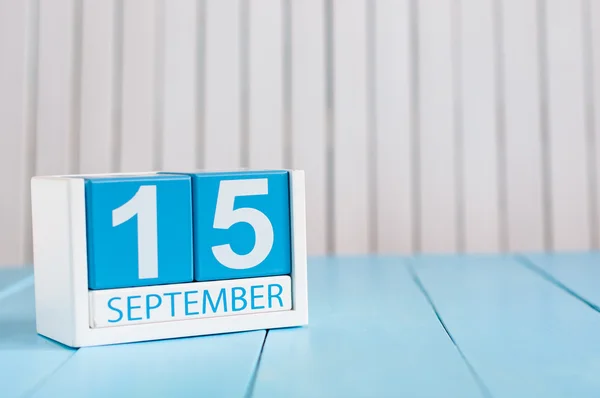 15. září. Obrázek září 15 Dřevěný barevný kalendář na bílém pozadí. Podzimní den. Prázdné místo pro text — Stock fotografie