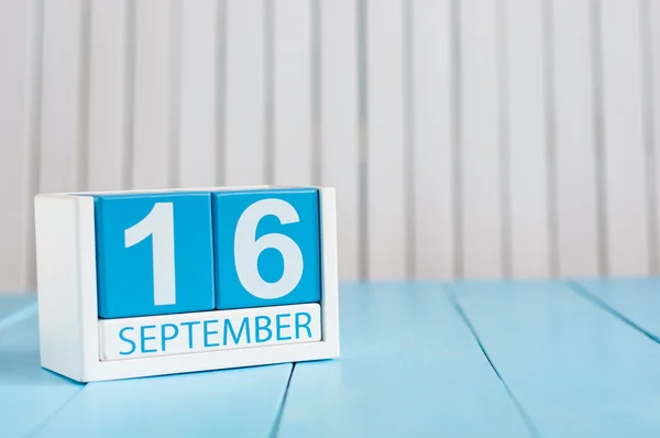 16. září. Obraz září 16 dřevěný barevný kalendář na bílém pozadí. Podzimní den. Prázdné místo pro text — Stock fotografie