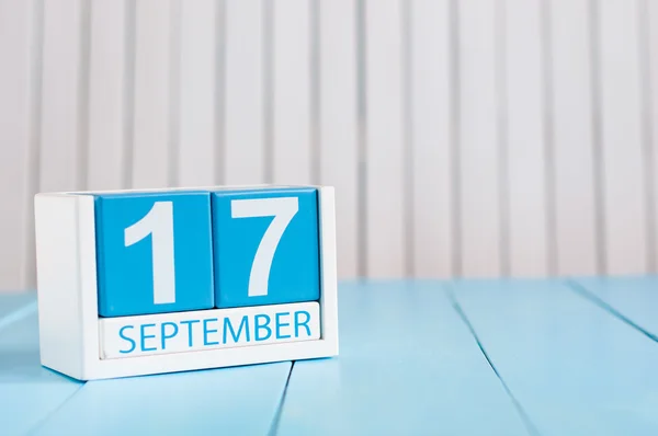 17. září. Obraz září 17 dřevěný barevný kalendář na bílém pozadí. Podzimní den. Prázdné místo pro text — Stock fotografie