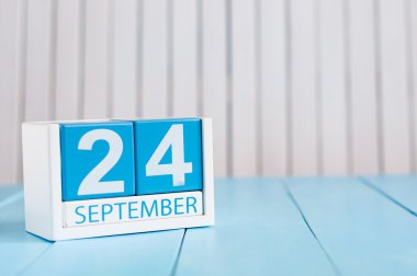 24 Eylül. 24 Eylül görüntüsünü ahşap renk takvim beyaz arka plan üzerinde. Sonbahar günü. Metin için boş yer