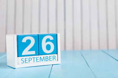 26 Eylül. 26 Eylül görüntüsünü ahşap renk takvim beyaz arka plan üzerinde. Sonbahar günü. Metin için boş yer