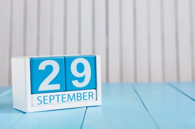 29 Eylül. 29 Eylül görüntüsünü ahşap renk takvim beyaz arka plan üzerinde. Sonbahar günü. Metin için boş yer