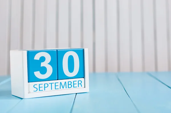 30 Σεπτεμβρίου. Εικόνα της 30ης Σεπτεμβρίου ημερολόγιο ξύλινο χρώμα σε άσπρο φόντο. Ημέρα του φθινοπώρου. Κενό χώρο για κείμενο. Ημέρα διεθνή μετάφραση — Φωτογραφία Αρχείου