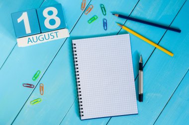 18 Ağustos. Ağustos 18 ahşap renk takvim üzerinde mavi arka plan görüntüsü. Yaz günü. Metin için boş yer