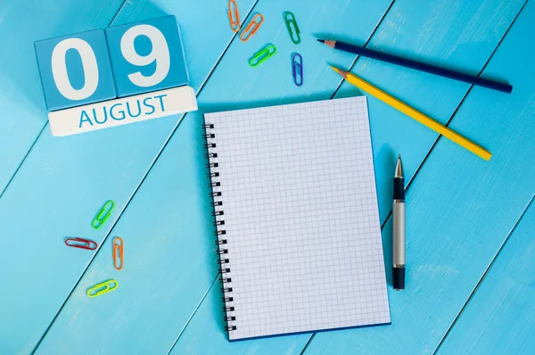 9 de agosto. Imagen de agosto 9 calendario de color madera sobre fondo azul. Día de verano. Espacio vacío para texto — Foto de Stock