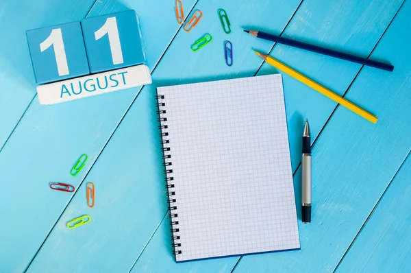 11 de agosto. Imagen de agosto 11 calendario de color madera sobre fondo azul. Día de verano. Espacio vacío para texto — Foto de Stock