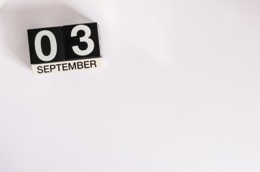 3 Eylül. Beyaz arkaplanda 3 Eylül tahta masa takvimi resmi. Sonbahar günü. Metin için boş boşluk