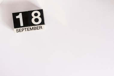 18 Eylül. 18 Eylül görüntüsünü ahşap masa takvimi beyaz arka plan üzerinde. Sonbahar günü. Metin için boş yer