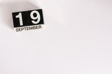 19 Eylül. 19 Eylül görüntüsünü ahşap masa takvimi beyaz arka plan üzerinde. Sonbahar günü. Metin için boş yer. Bir korsan günü gibi uluslararası Talk
