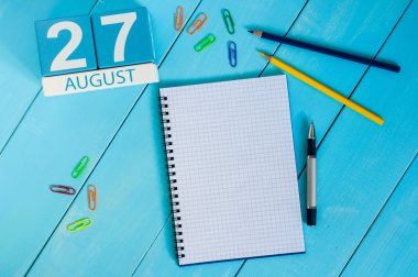 27 Ağustos. Mavi arka plan üzerinde Ağustos 27 ahşap renk takvim görüntüsü. Yaz günü. Metin için boş yer