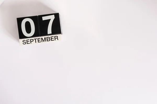 7 сентября. Изображение 7 сентября деревянный календарь стола на белом фоне. Осенний день. Пустое место для текста — стоковое фото
