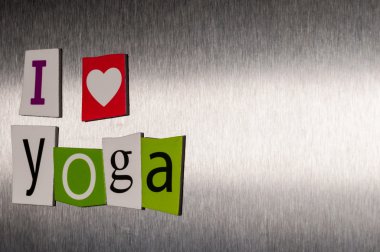 Ben aşk Yoga renk dergisi mektup kupürleri ile metal arka plan üzerinde yazılı. Spor ve sağlık yaşam kavramı. Boş alan